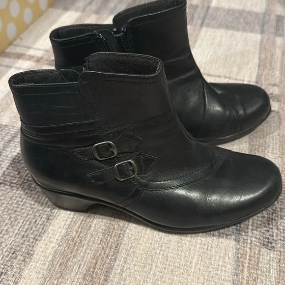 CLARKS Leather ankle boot , size 7W - Picture 2 of 14